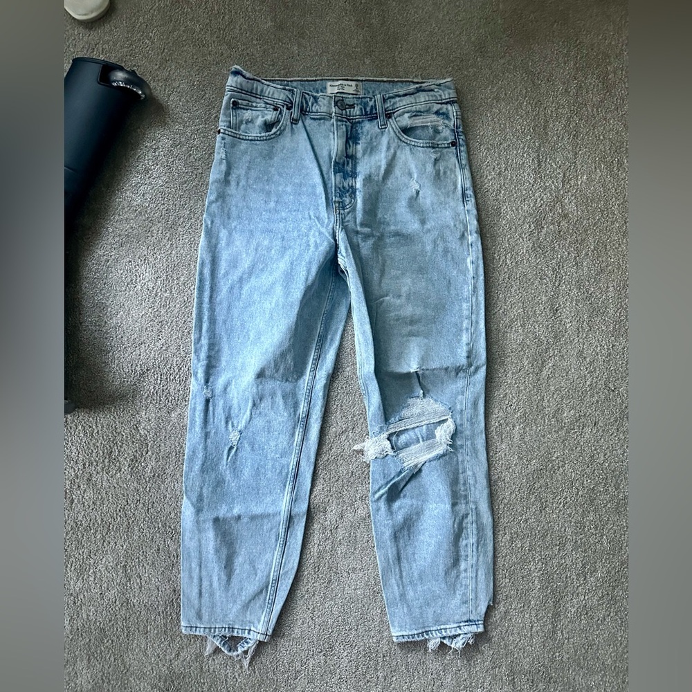 Abercrombie High-Rise Mom Jean (light wash)